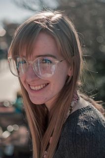 带着波基灯的微笑女人 带着波基灯的微笑女人