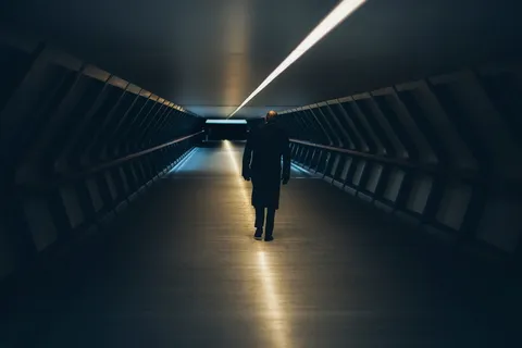 照明房间自动扶梯上的人员 照明房间自动扶梯上的人员