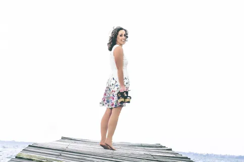 女人,站着,木头,码头,抱着,配对,鞋子,人 女人,站着,木头,码头,抱着,配对,鞋子,人