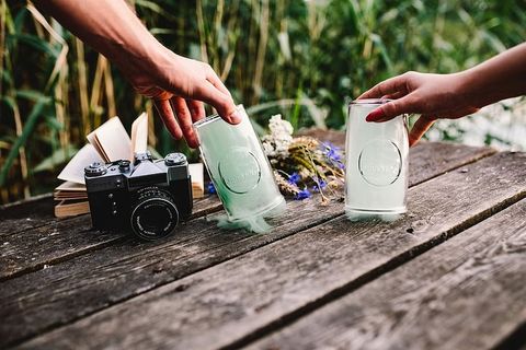 彩色烟雾弹、书籍和老式相机