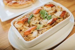 盘子上熟食的照片