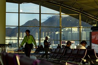 人，人，机场，航站楼，机场航站楼，餐厅，家具，椅子