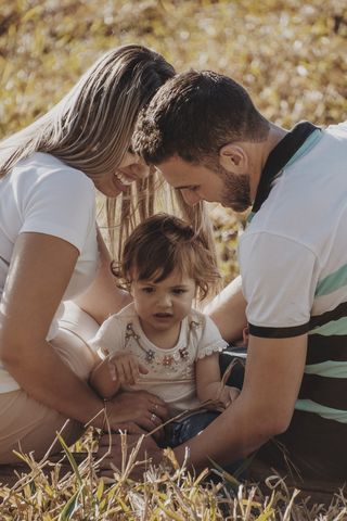 穿白色衬衫的女人