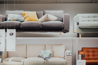 灰色软垫沙发拼贴