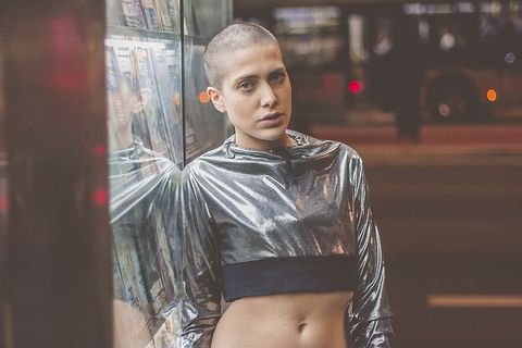 穿灰色和黑色长袖短上衣的女士