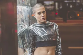 穿灰色和黑色长袖短上衣的女士