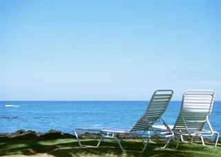 海滩，户外，大海，大海，椅子，水面上的地平线，复制空间，晴朗的天空
