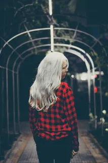 穿着红黑格子连衣裙衬衫的女人