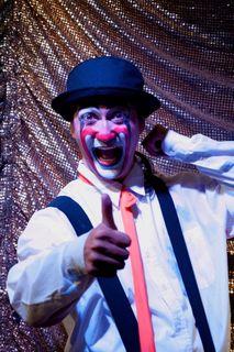 小丑，快乐，啤酒，欢乐，玩耍，只有一个人，嘴巴张开，只有男人