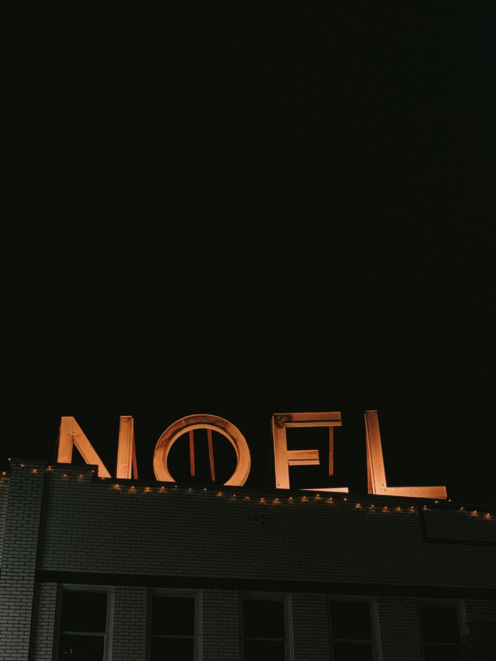 打开橙色noel独立字母