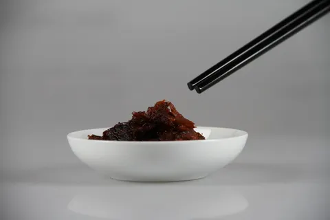 美食，蘑菇丝，装盘，食品和饮料，食品，室内，摄影棚拍摄，碗