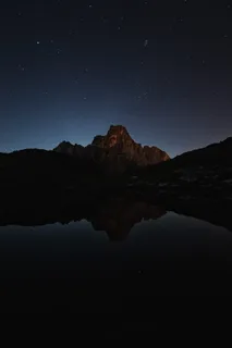 夜间靠近山的湖 夜间靠近山的湖