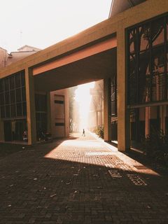 在建筑物附近的小路上独自行走的人