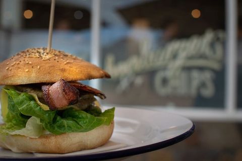 白色陶瓷盘上的培根生菜汉堡