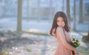 穿着格子裙的女人的照片