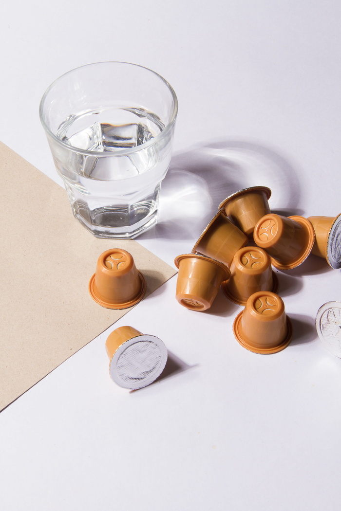 桌上装满水的透明饮水杯