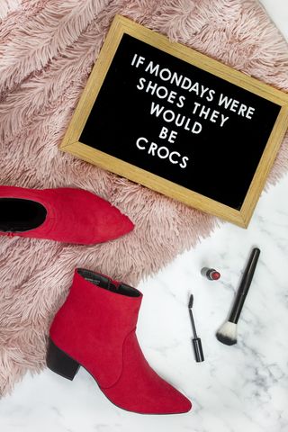 除了棕色木框外，还有一双女人的红色高跟靴