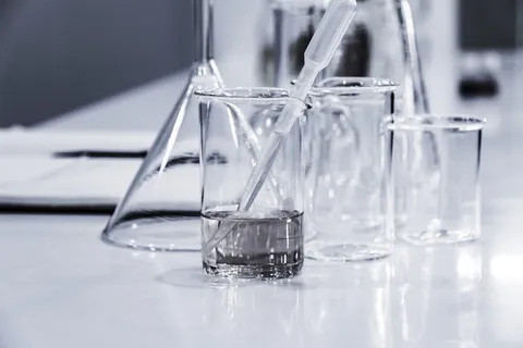 桌面上放置三个透明烧杯 桌面上放置三个透明烧杯