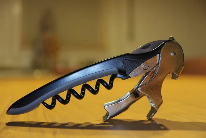 服务员刀，葡萄酒，开瓶器，开瓶器，室内，无人，动物代表