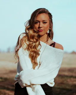 白色长袖上衣女子肖像