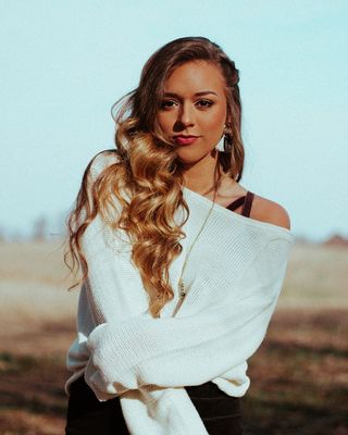 白色长袖上衣女子肖像