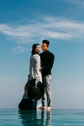 一男一女站在游泳池旁边