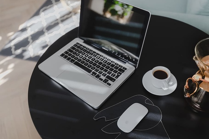 在家里桌上放着笔记本电脑的工作场所