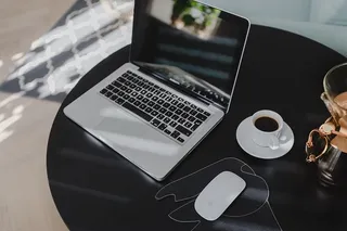 在家里桌上放着笔记本电脑的工作场所