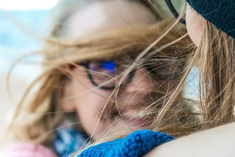 俄罗斯，圣彼得堡，女人，女人，微笑，玻璃，女孩，风