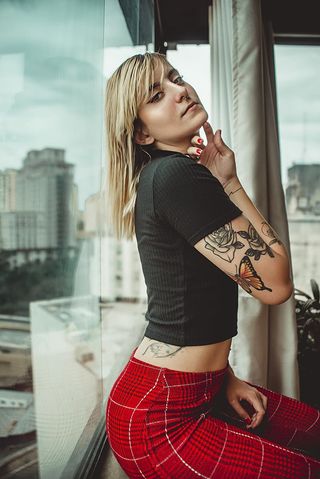 靠在玻璃墙上的女人