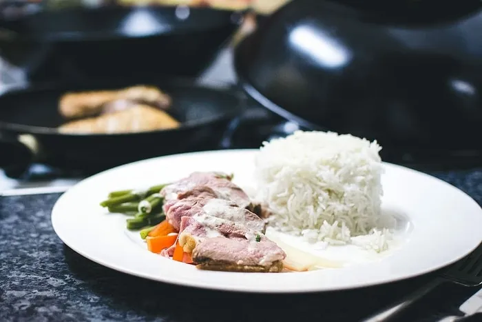 格伦咖喱中号鸭胸肉配蔬菜和米饭
