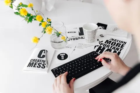 女性用手在远程无线电脑键盘上打字 女性用手在远程无线电脑键盘上打字