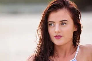 侧视时微笑的女人