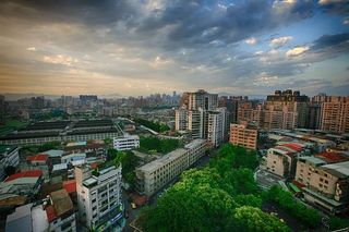 白昼蓝天下的白色混凝土城市建筑