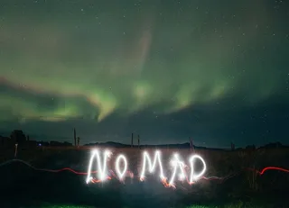 北极光下具有长快门速度相机效果的灯光艺术