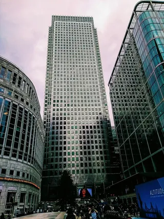 建筑物的低角度视图