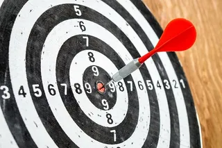 红色，银色飞镖眼球，目标，目标，成功，飞镖板，飞镖，精准度