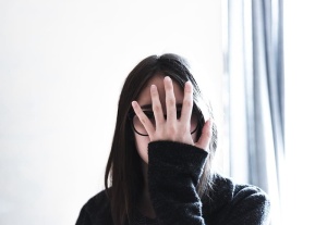遮住脸的女人