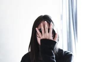 遮住脸的女人
