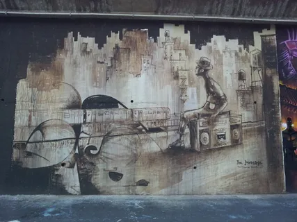 这是一幅写实的画,画的是一个男人坐在城市人行道上的吊杆上。 这是一幅写实的画,画的是一个男人坐在城市人行道上的吊杆上。