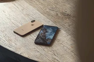 木材、桌子、静物、室内、无人、高角度视图、特写、智能手机