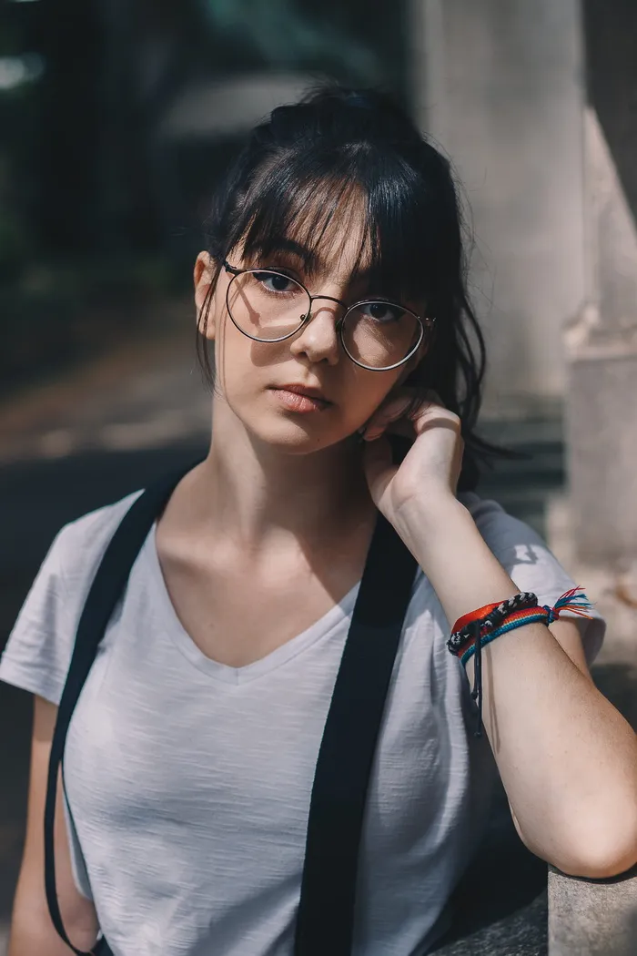 戴吊带和眼镜的女人