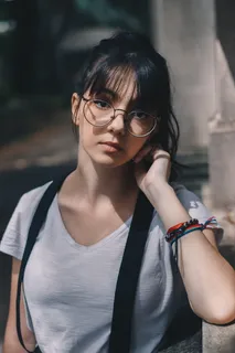 戴吊带和眼镜的女人