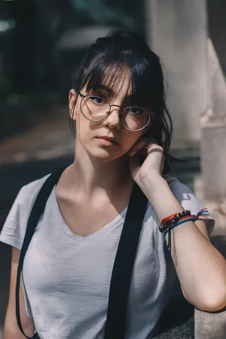 戴吊带和眼镜的女人