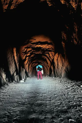 人，站着，里面，洞穴，光，经过，槽，人