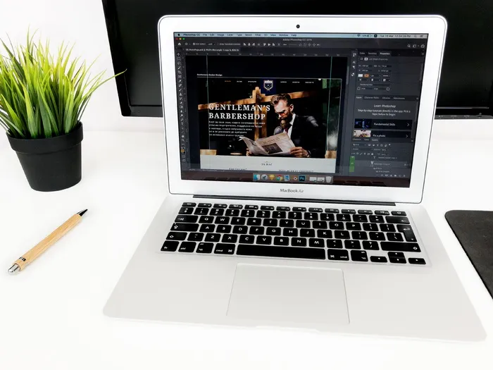 打开白色MacBook Air