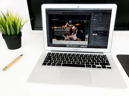 打开白色MacBook Air