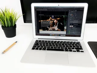 打开白色MacBook Air