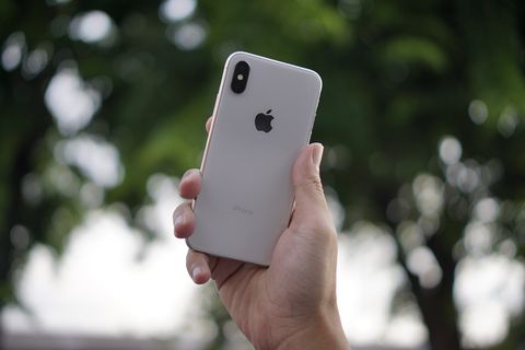 person，holding，银色iphone x，hand，apple，iphone，移动电话，无线技术