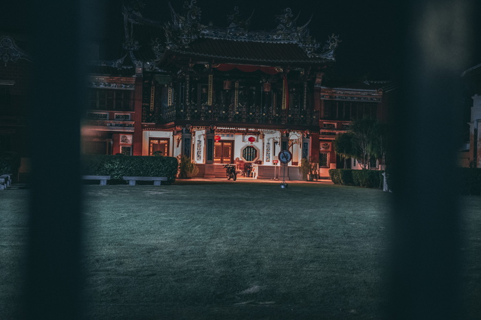 夜间点亮的棕色寺庙